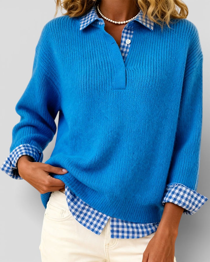 Pull bleu en maille côtelée porté avec une main dans la poche, chemise à carreaux vichy dépassant en bas et aux manches. 4