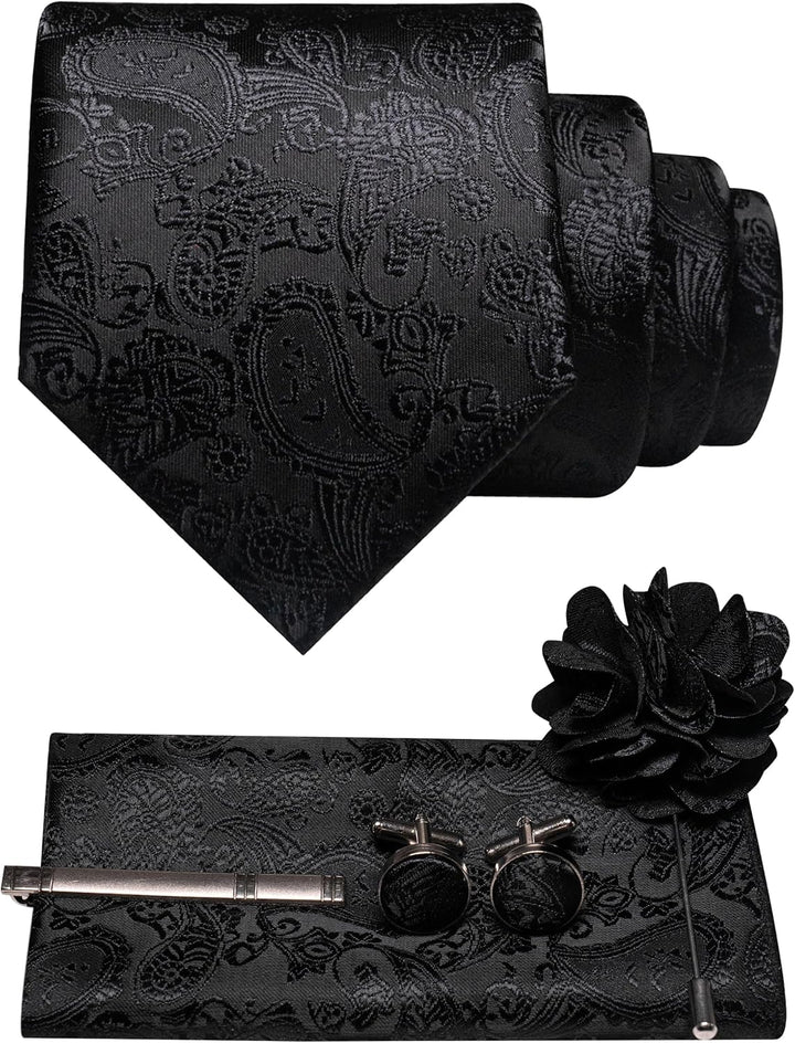 Ensemble noir à motif cachemire en relief ton sur ton : cravate, pochette, boutons de manchette, pince à cravate et broche fleur. 37