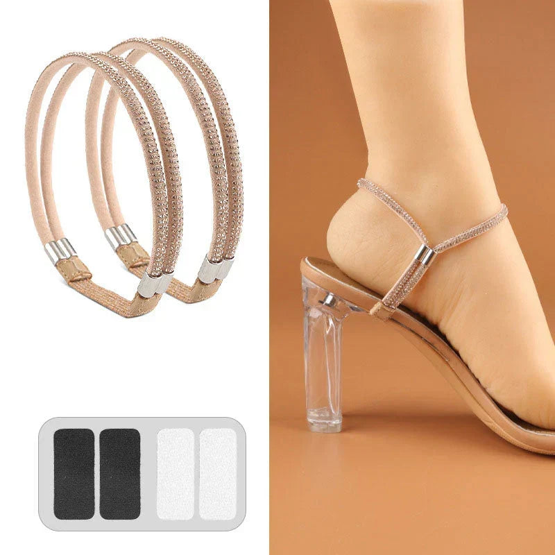 Deux sangles beige rosé ornées de strass avec quatre pastilles adhésives, et la sangle portée à la cheville sur un talon transparent. 15