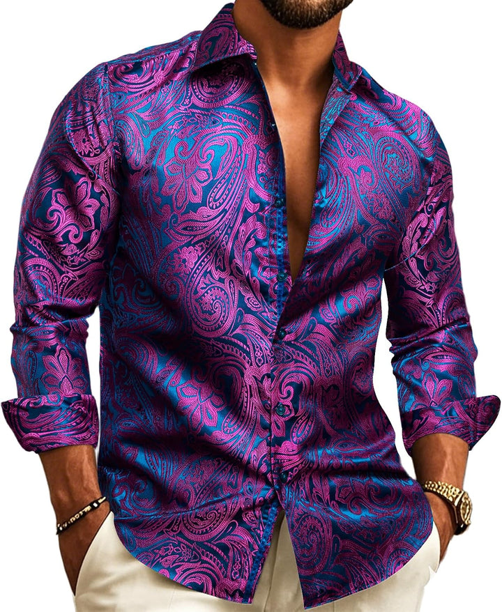Chemise jacquard à motif cachemire rose fuchsia sur fond bleu, portée col ouvert par un modèle. 14