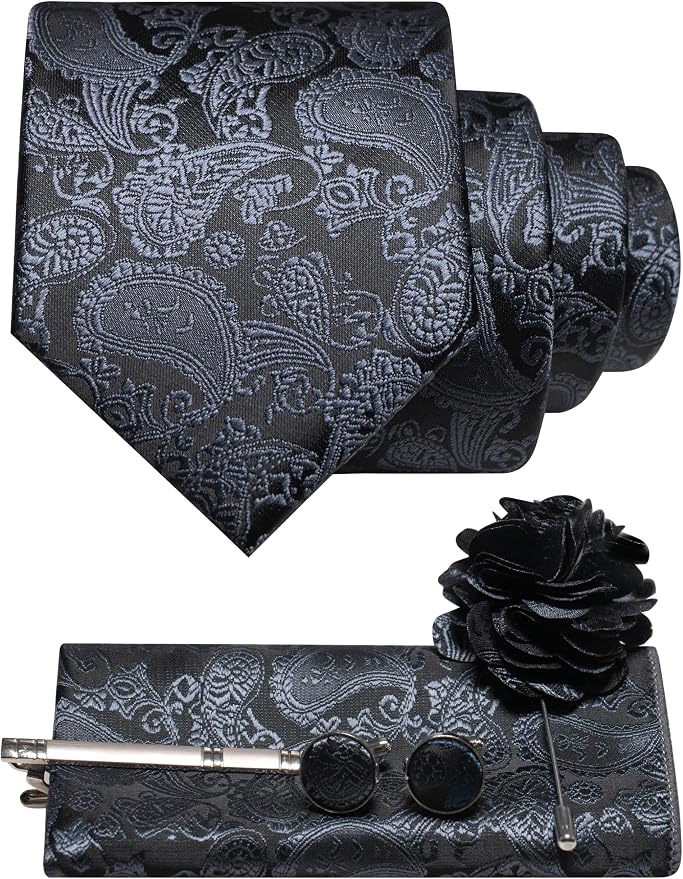 Ensemble à motif cachemire gris-bleu sur fond noir : cravate, pochette, boutons de manchette, pince à cravate et broche fleur, vue rapprochée. 36