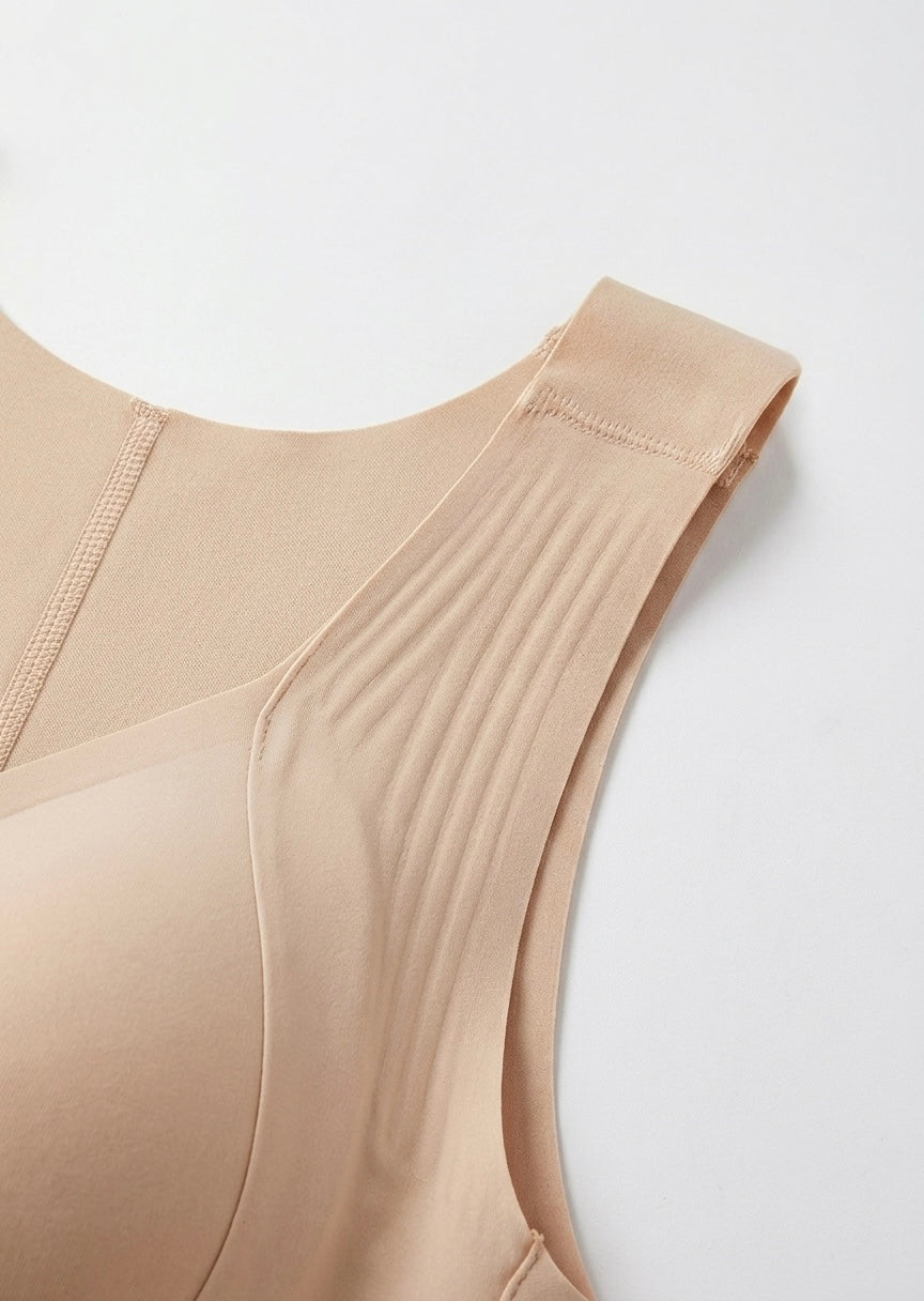 Gros plan sur une bretelle large et nervurée du soutien-gorge beige posé à plat, avec coutures nettes et tissu lisse. 10
