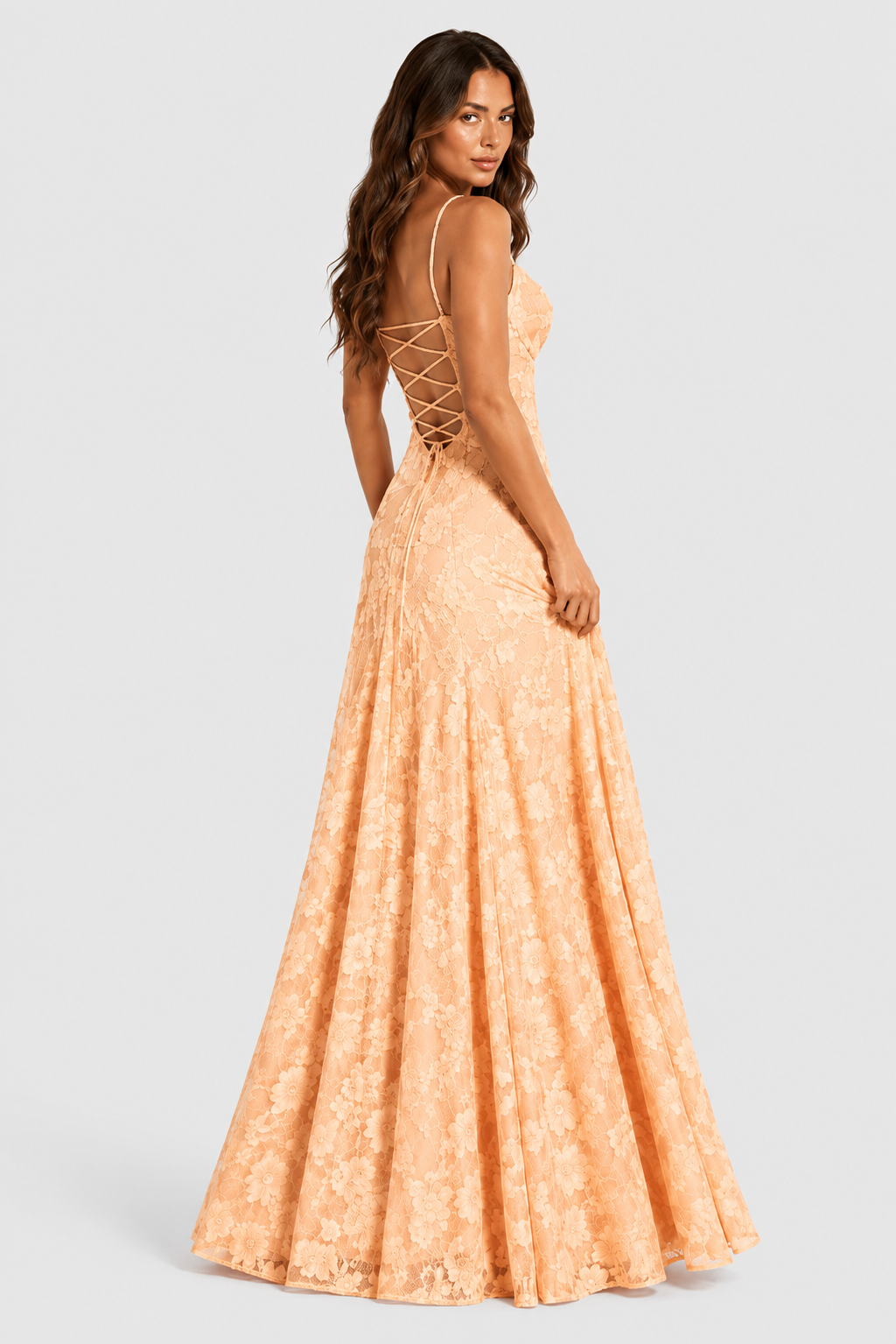 Robe pêche en dentelle florale vue de dos, laçage croisé et lien noué sur le dos nu, mannequin tournée vers l'objectif. 14