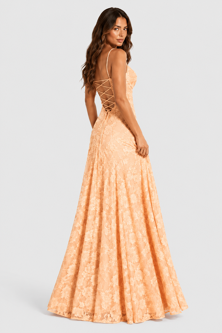 Robe pêche en dentelle florale vue de dos, laçage croisé et lien noué sur le dos nu, mannequin tournée vers l'objectif. 14
