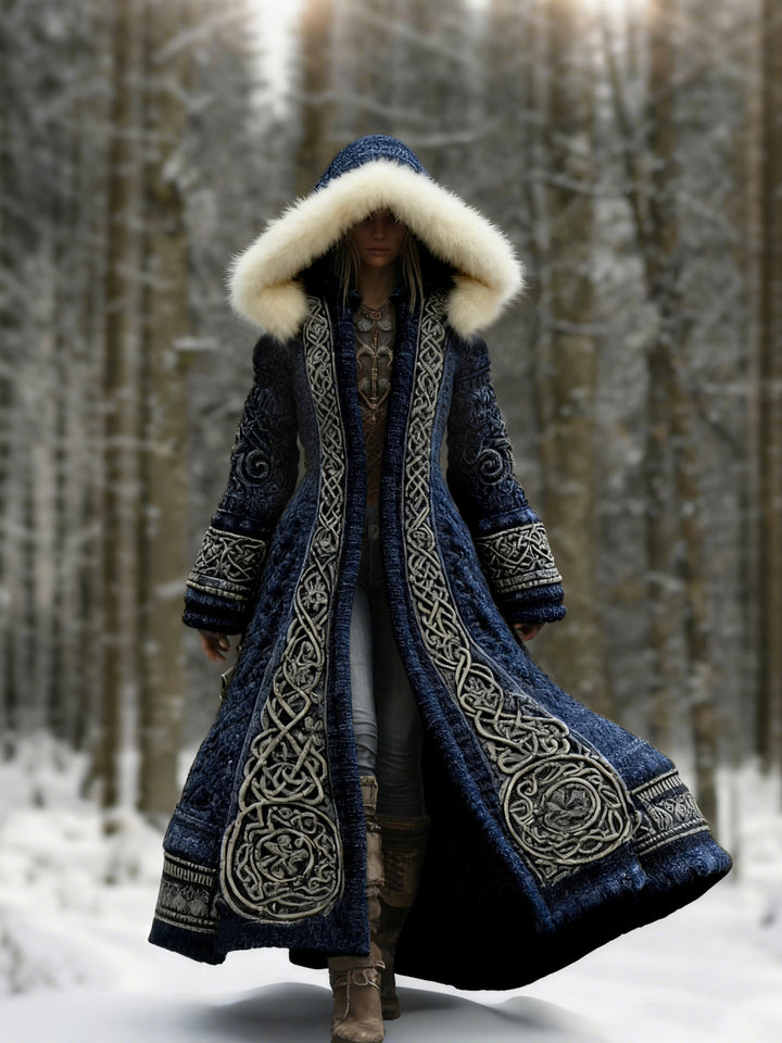 Même manteau en version bleu marine, porté par une femme marchant dans la neige 2