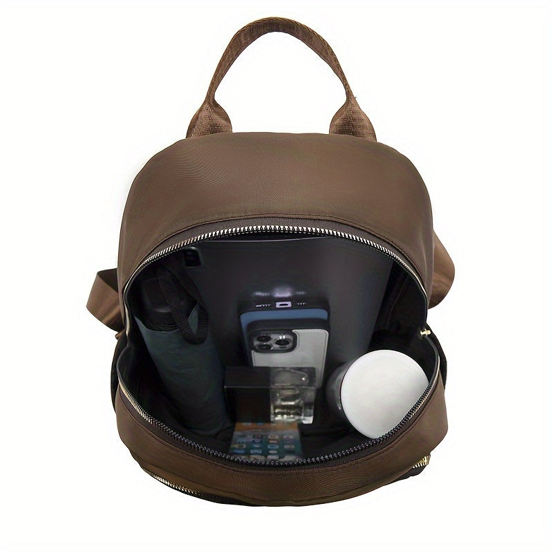 Intérieur du sac marron ouvert, rempli d'un parapluie, d'un téléphone, d'un flacon et d'objets 18