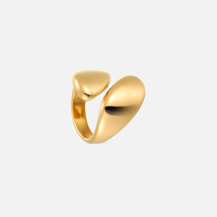 Même bague dorée vue sous un autre angle, montrant l'ouverture entre les deux extrémités bombées et l'intérieur de l'anneau. 2