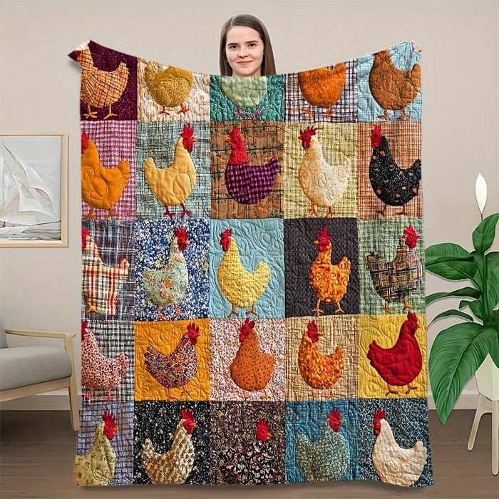 Une femme tient à bout de bras la couverture à poules colorées, vue de face 2