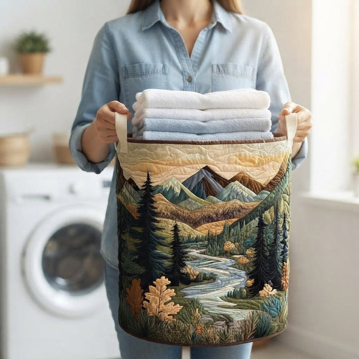Une femme en chemise en jean tient le panier par ses anses, rempli de serviettes pliées, devant un lave-linge. 3