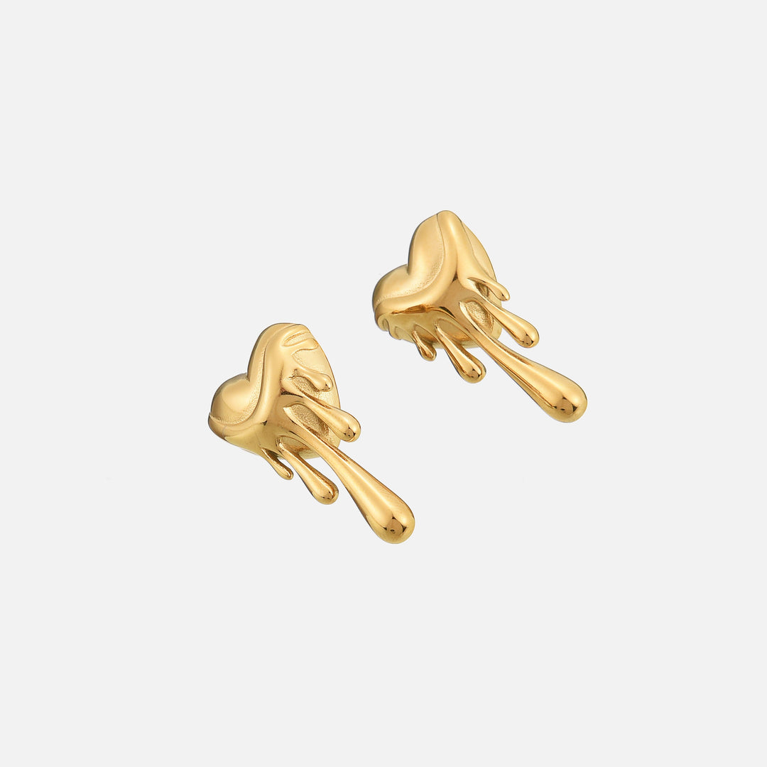 Paire de boucles d'oreilles cœur fondant dorées, vue de trois quarts en perspective, montrant le relief des gouttes. 2