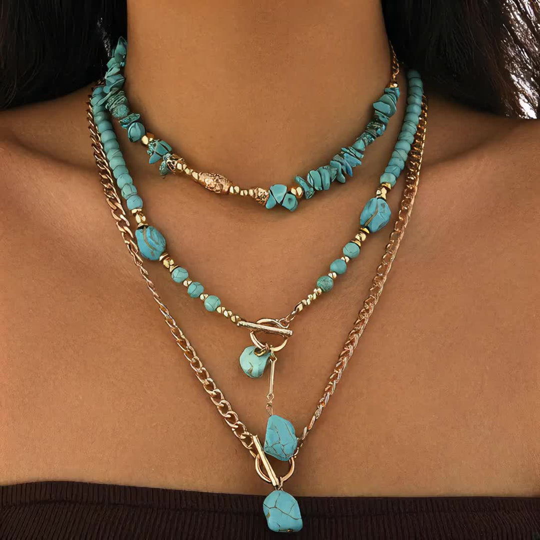 Gros plan sur le cou d'un modèle portant les trois colliers turquoise, perles rondes et éclats de pierre 8