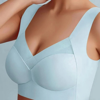 Modèle portant le soutien-gorge bleu clair, larges bretelles et bande en résille sur le décolleté, vue rapprochée. 5