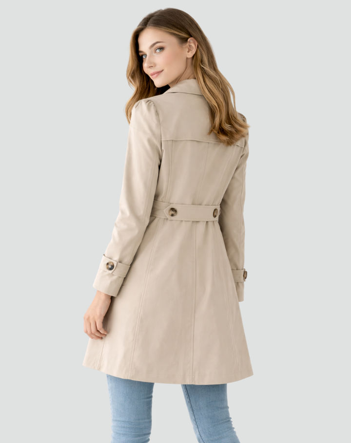 Vue de dos du trench beige sur mannequin tournant la tête, avec martingale boutonnée à la taille et épaules froncées. 5