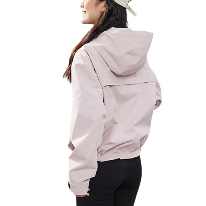 Veste rose pâle vue de dos, avec capuche et bas de veste resserré par un élastique 12