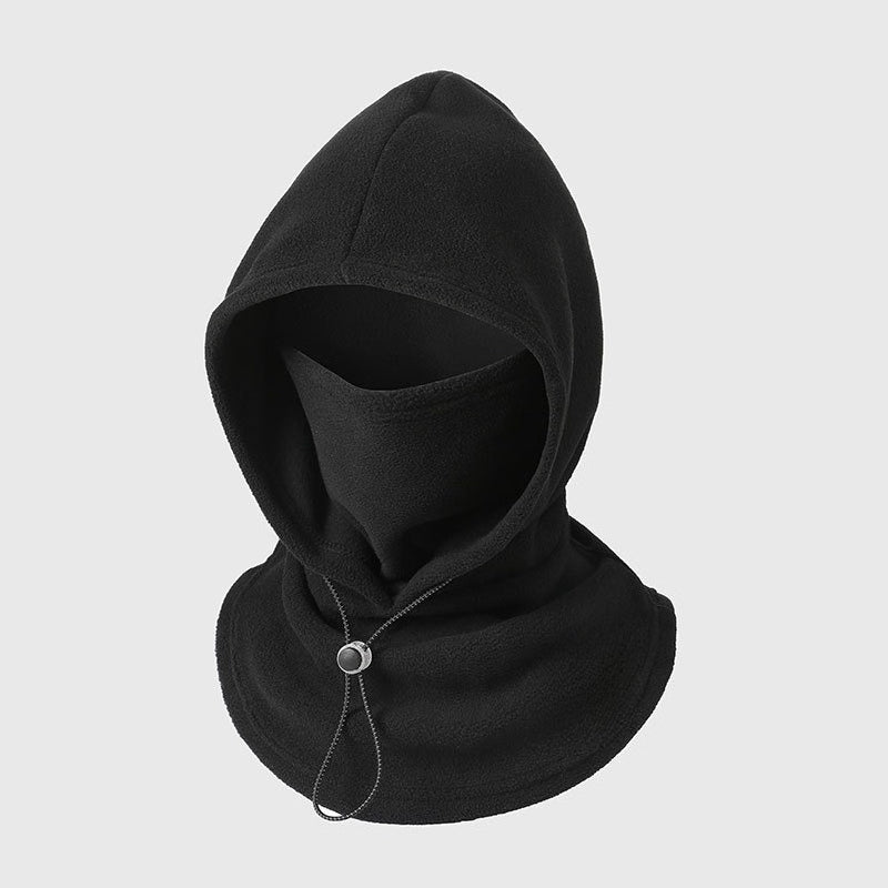 Cagoule en polaire noire vue de face, avec cordon de serrage et stoppeur au niveau du cou 7