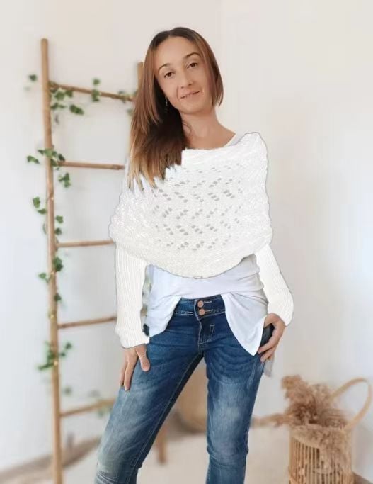 Châle blanc écru en maille ajourée avec manches côtelées, porté de face sur t-shirt blanc et jean. 17
