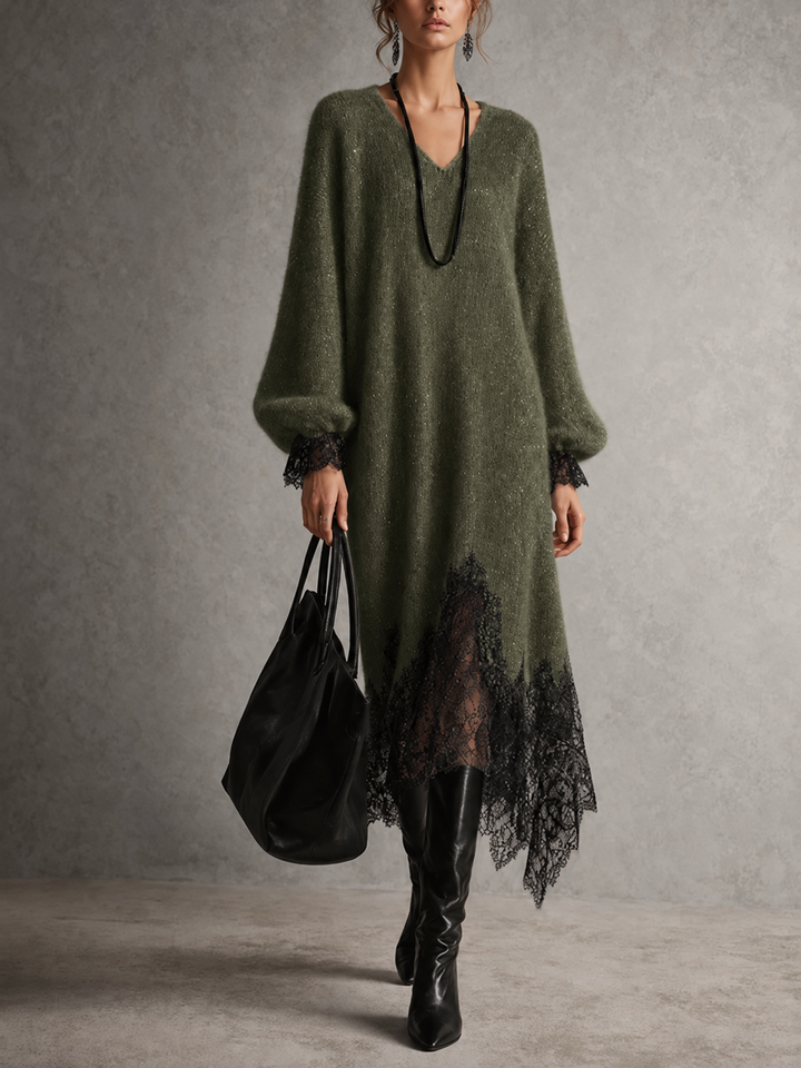 Robe en maille vert kaki avec dentelle noire à l'ourlet et aux poignets, portée de face 10