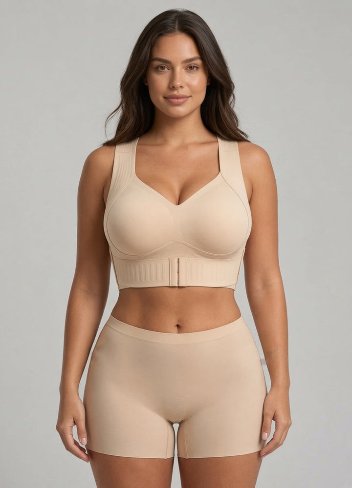 Mannequin de face portant le soutien-gorge beige à fermeture frontale et un shorty assorti sur fond gris clair. 1