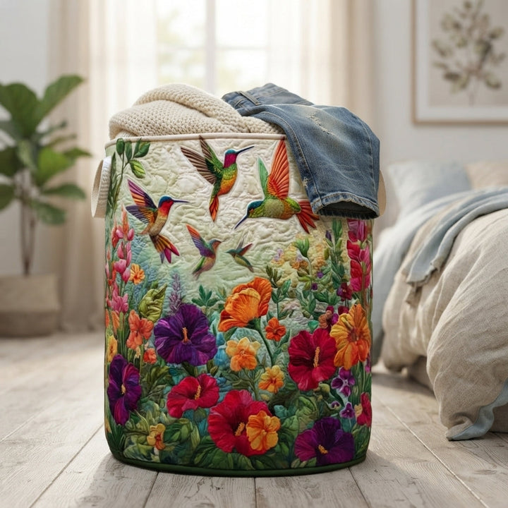 Panier fleuri posé sur un parquet clair dans une chambre, avec un plaid beige et un jean qui dépassent. 4