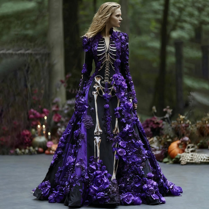 Femme portant la robe noire à squelette ornée de roses en relief violettes, devant un décor de fleurs et de citrouilles. 6