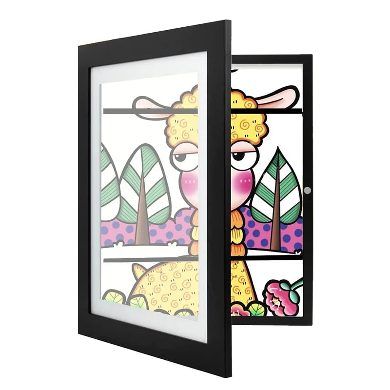 Cadre noir vu de trois quarts, porte vitrée ouverte sur le côté, avec un dessin d'animal rigolo en couleurs. 1