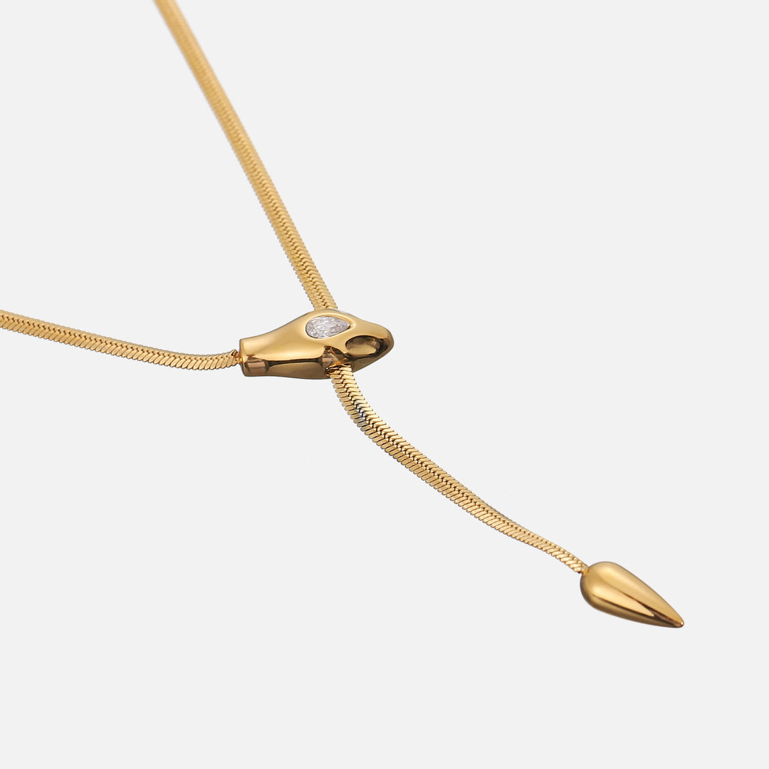 Vue en angle du collier doré, détail de la tête de serpent sertie d'une pierre en goutte 2