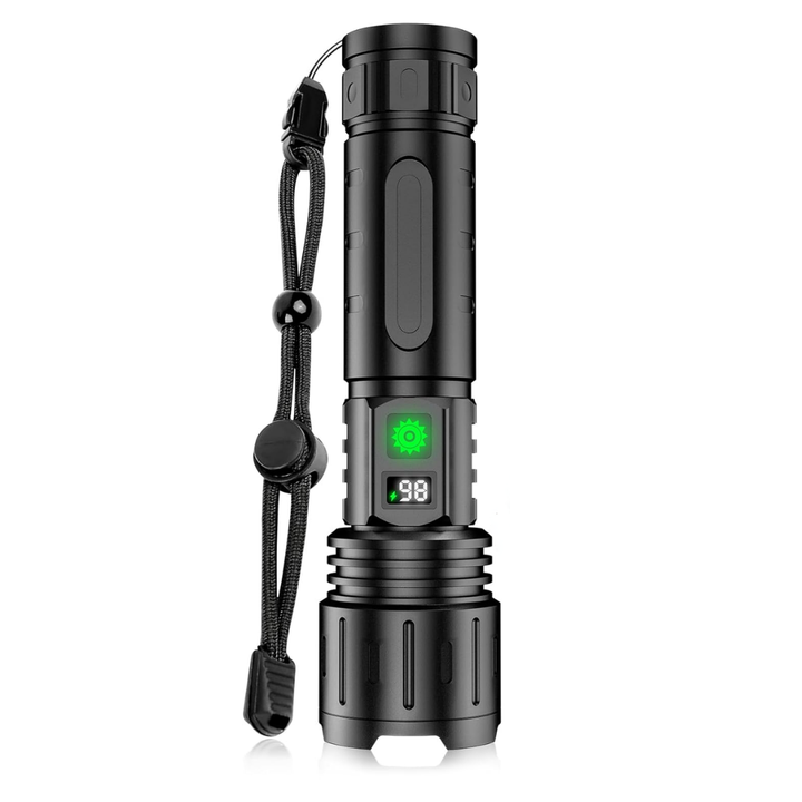 Lampe torche noire vue de face sur fond blanc, avec dragonne tressée, voyant vert et écran numérique indiquant le niveau de batterie. 1