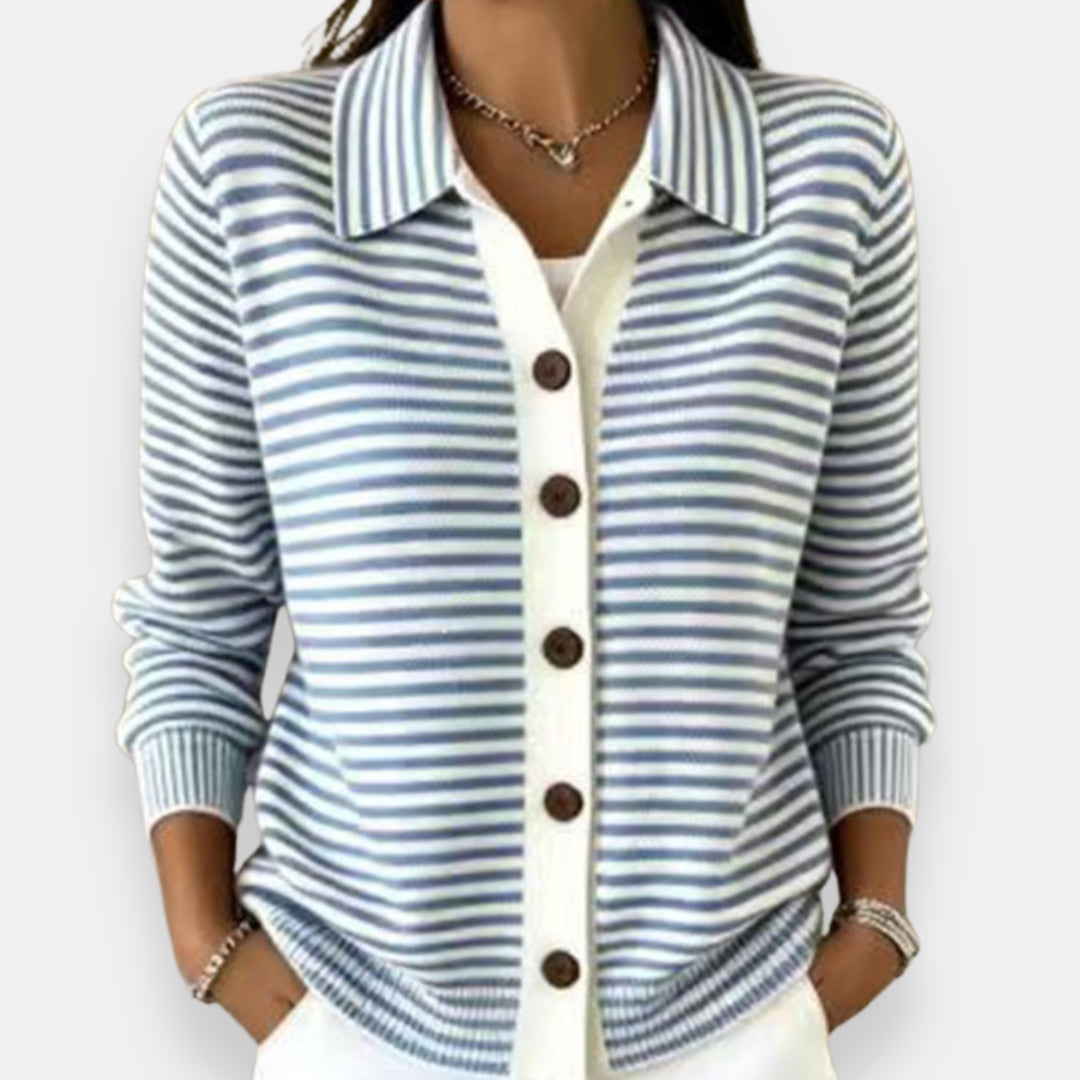 Gilet à rayures bleu grisé et blanches porté par une femme, col chemise, boutons marron, poignets et ourlet côtelés. 5