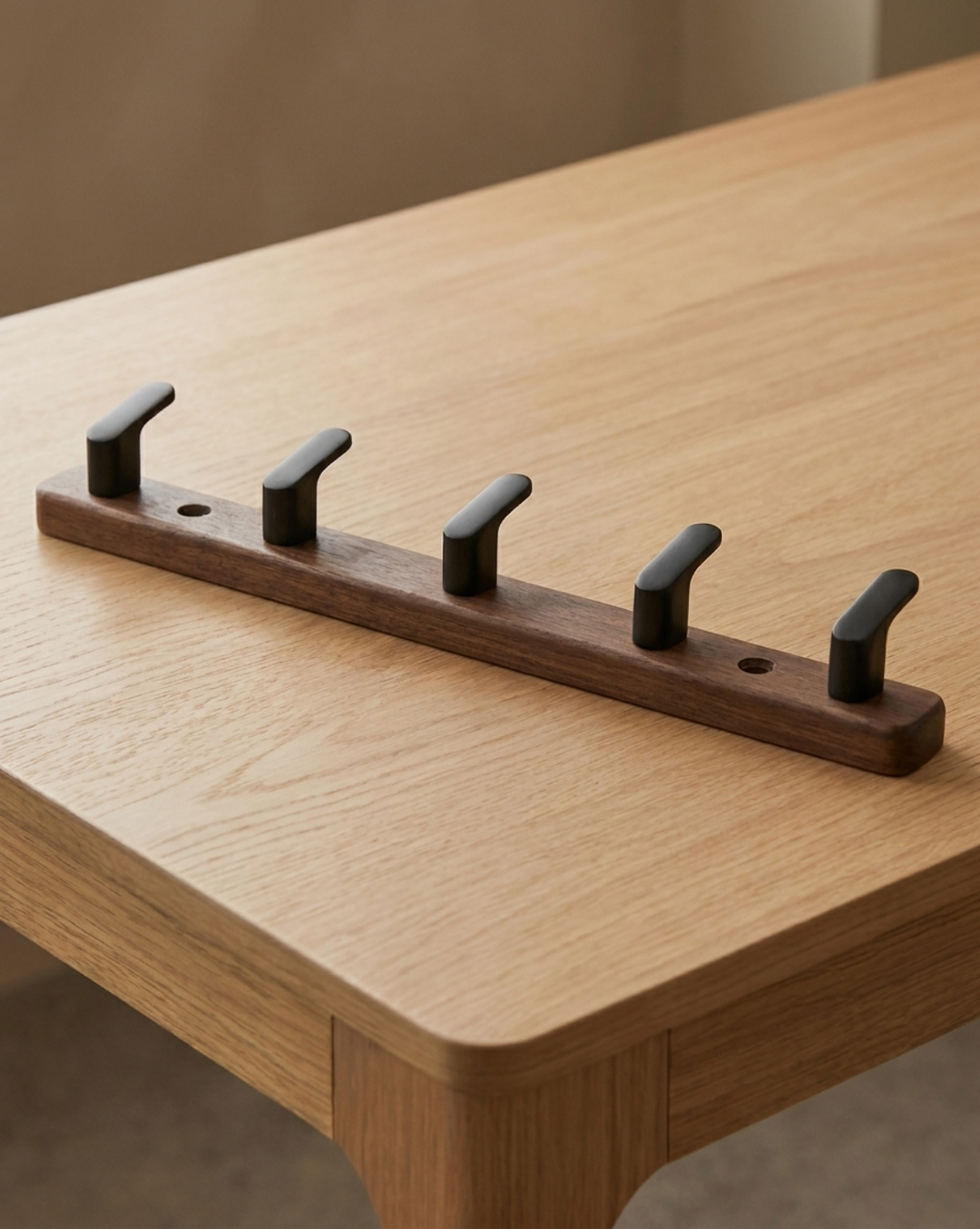 Version à cinq crochets noirs posée à plat sur une table en bois clair 8