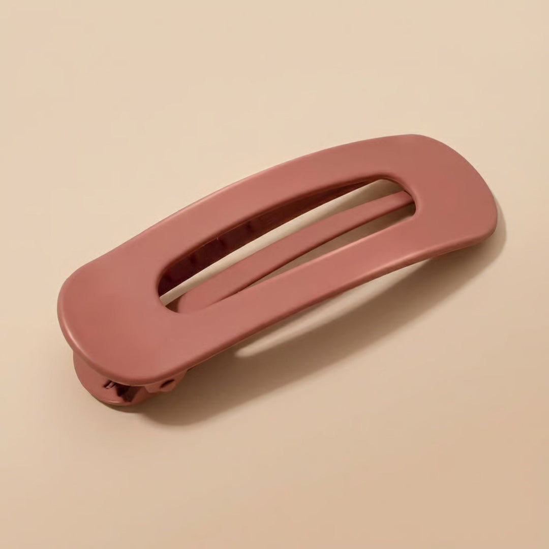 Barrette plate vieux rose mate vue en perspective, avec la pince visible côté charnière 9