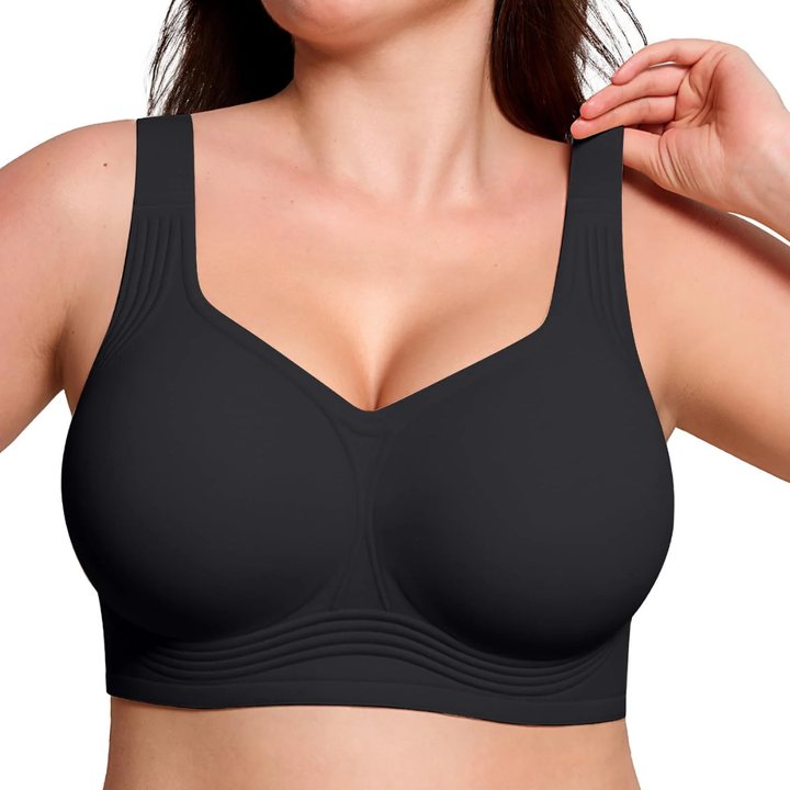Soutien-gorge noir porté de face par une mannequin qui tient une bretelle 5