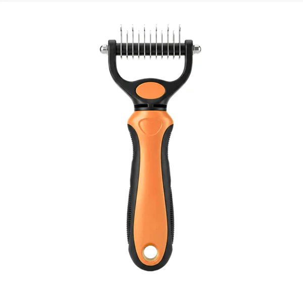 Peigne à poignée orange et noire vu de face sur fond blanc, côté dents fines et espacées. 14
