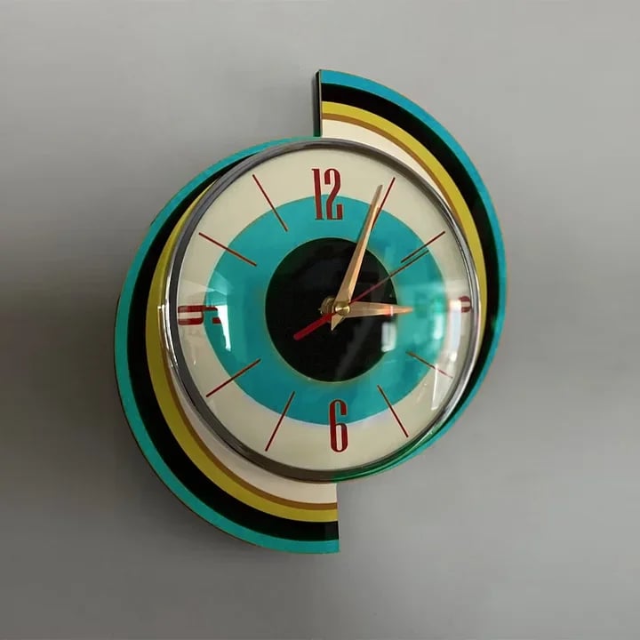 Horloge murale en spirale aux demi-arcs rayés turquoise, noir, jaune et crème, cadran à chiffres rouges et aiguilles dorées. 8
