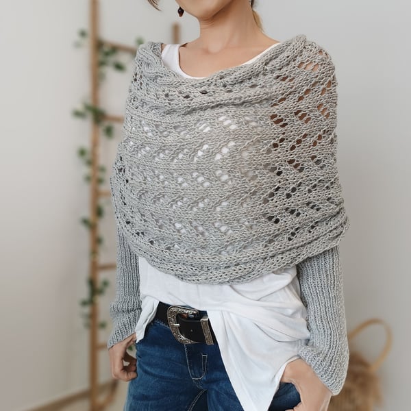 Version gris clair en plan rapproché, maille ajourée enveloppante et manches côtelées, portée avec ceinture sur jean. 7