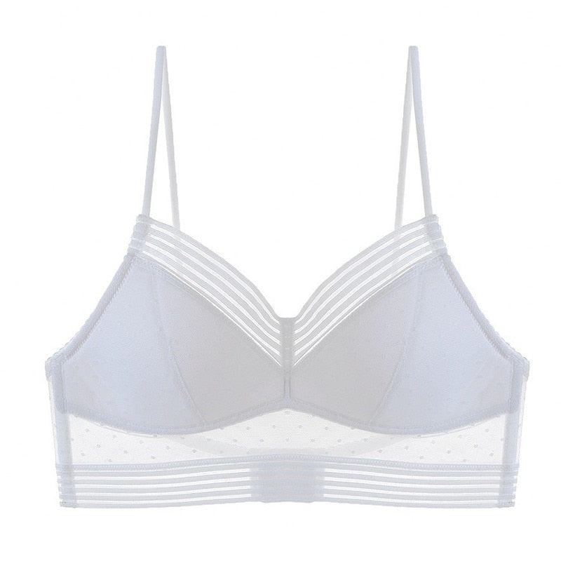 Soutien-gorge blanc présenté à plat, bonnets sans armature, bandes transparentes en V et bande élastique rayée sous la poitrine. 12