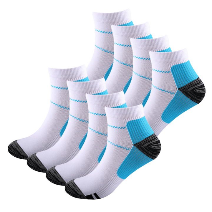 Lot de huit paires de chaussettes basses blanches à détails bleus et gris, disposées en deux rangées. 7
