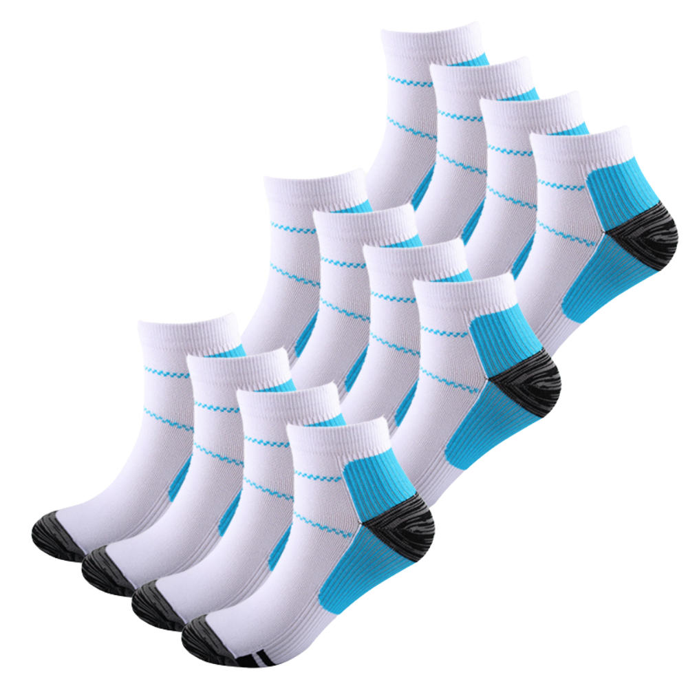 Lot de douze paires de chaussettes basses blanches à détails bleus et gris, disposées en trois rangées. 8