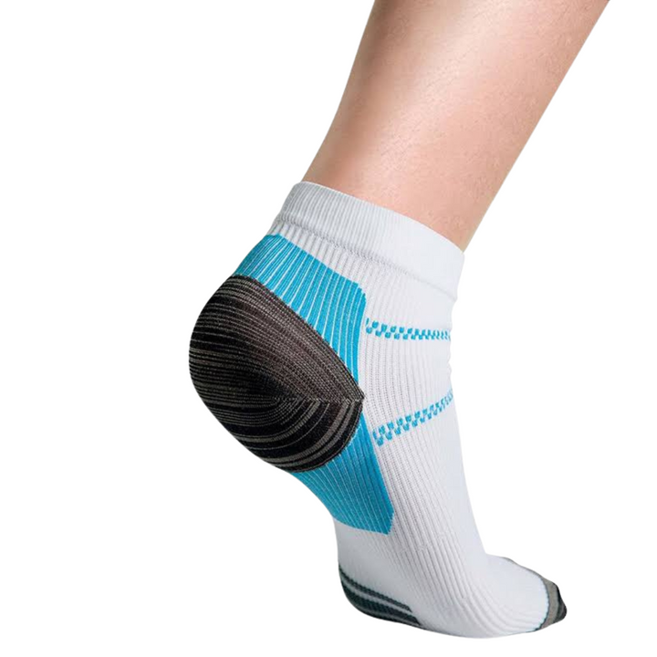 Vue arrière d'une chaussette basse blanche portée à la cheville, avec zone bleue et talon renforcé gris foncé. 1