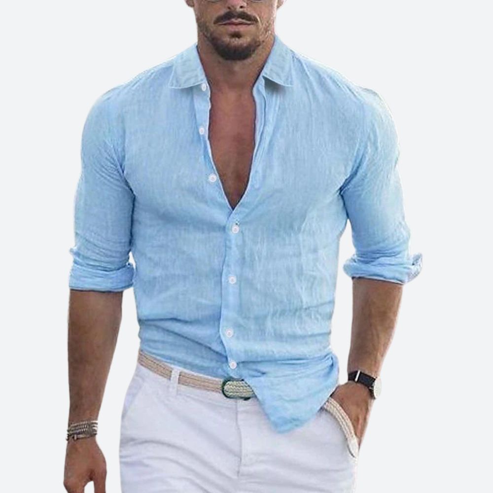 Chemise bleu ciel portée par un homme, col ouvert et manches retroussées, avec pantalon blanc et ceinture tressée. 4