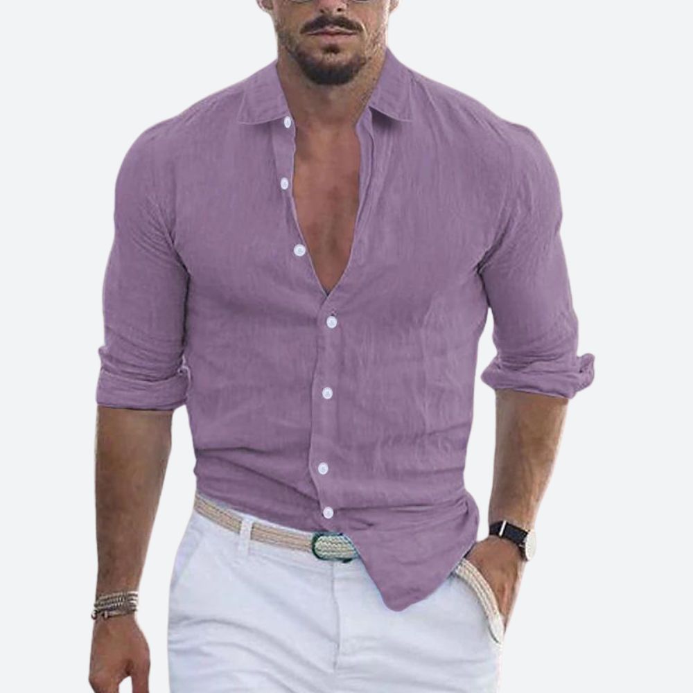 Chemise violet lilas portée par un homme, col ouvert, manches retroussées, avec pantalon blanc et ceinture tressée. 9