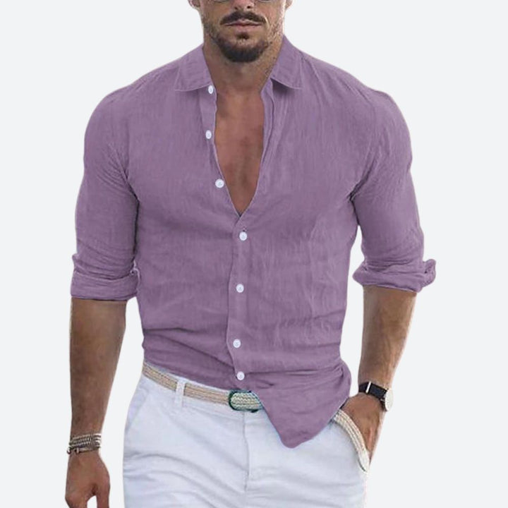 Chemise violet lilas portée par un homme, col ouvert, manches retroussées, avec pantalon blanc et ceinture tressée. 9