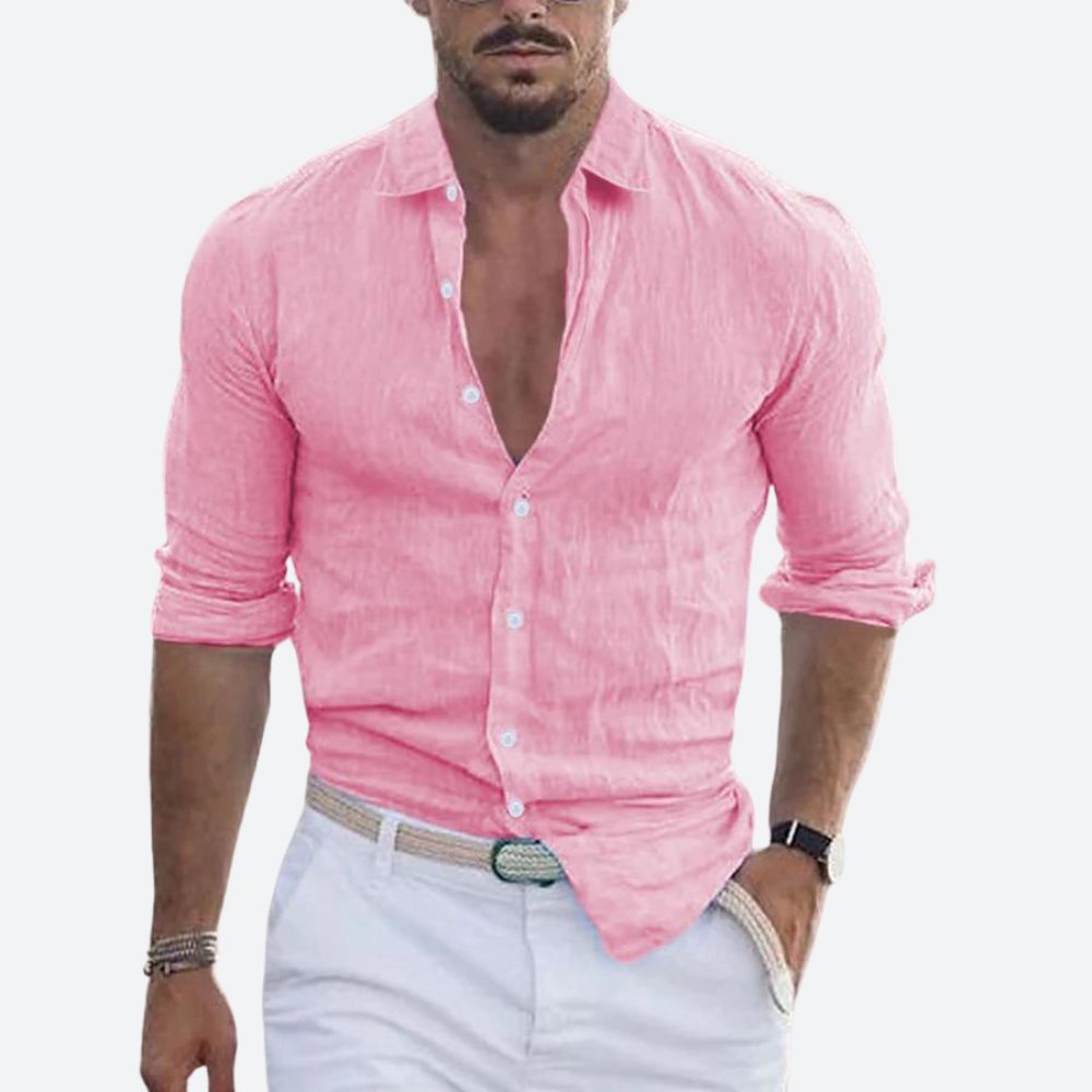 Chemise rose portée par un homme, col ouvert, manches retroussées, avec pantalon blanc et ceinture tressée. 7