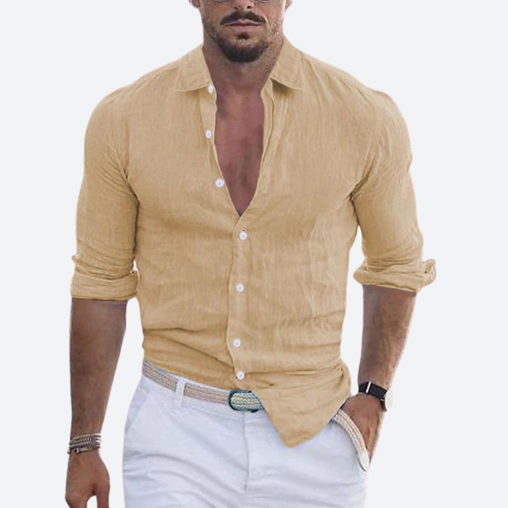 Chemise beige sable portée par un homme, col ouvert, manches retroussées, avec pantalon blanc et ceinture tressée. 8