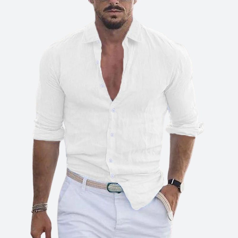 Chemise blanche portée par un homme, col ouvert, manches retroussées, avec pantalon blanc et ceinture tressée. 5