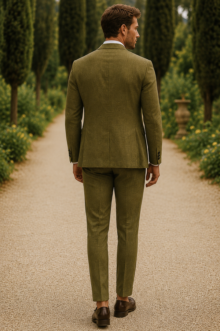 Vue de dos du costume vert olive, veste et pantalon à revers, sur une allée de gravier 12