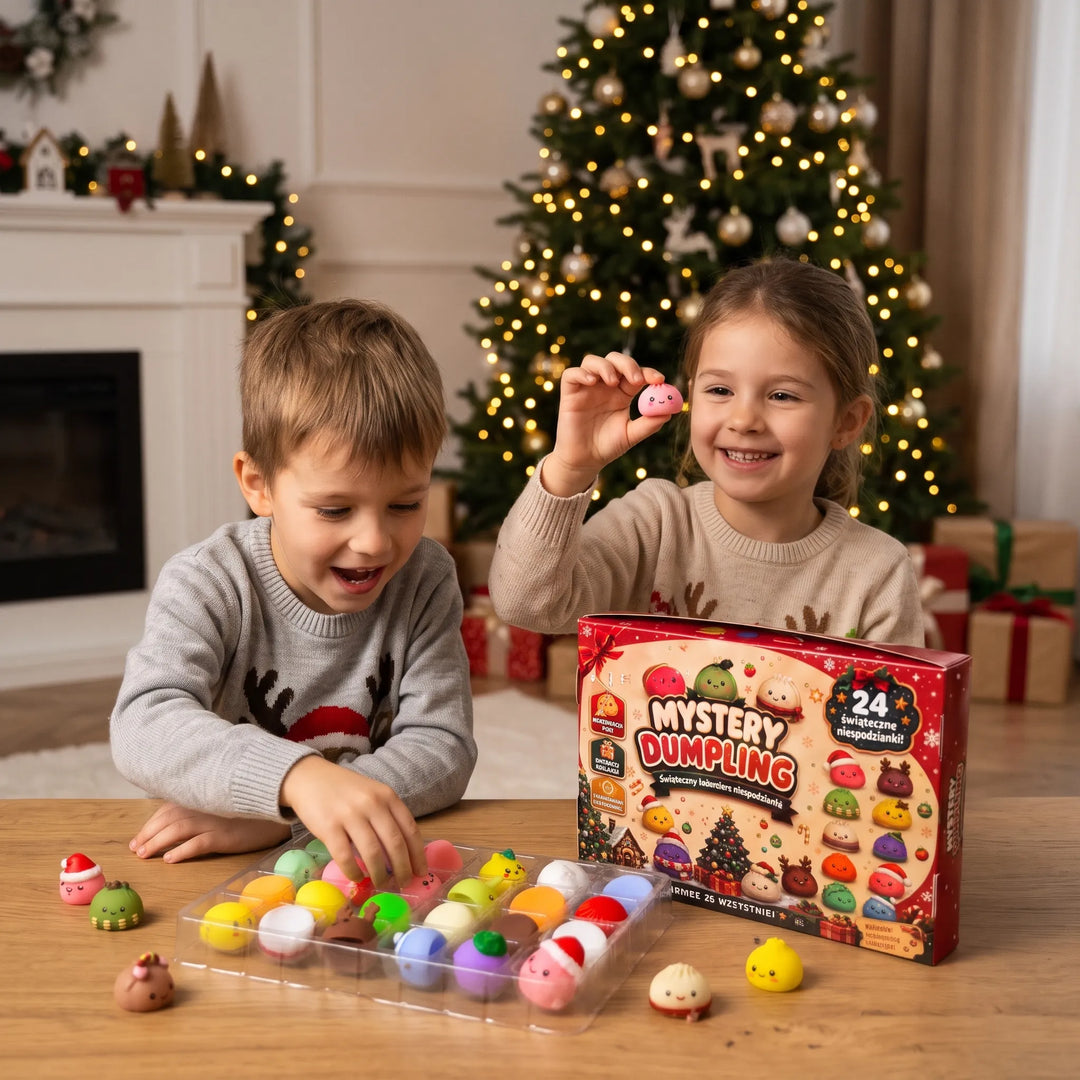 Deux enfants en pull de Noël ouvrent la boîte devant le sapin et sortent des petits chignons colorés 1