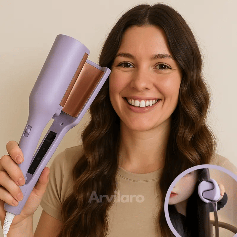 Femme souriante aux ondulations souples tenant le fer lavande aux plaques cuivrées, avec un médaillon montrant la mèche prise dans l'appareil. 1