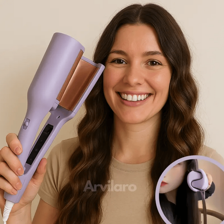Femme souriante aux ondulations souples tenant le fer lavande aux plaques cuivrées, avec un médaillon montrant la mèche prise dans l'appareil. 1