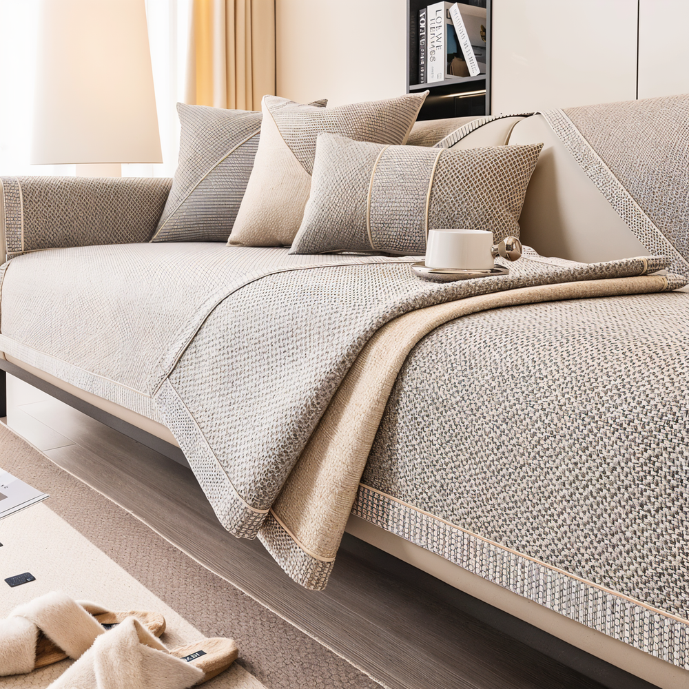 Coin de la housse beige-gris retourné sur l'assise, laissant voir l'envers beige doux et la bordure à liseré clair. 2