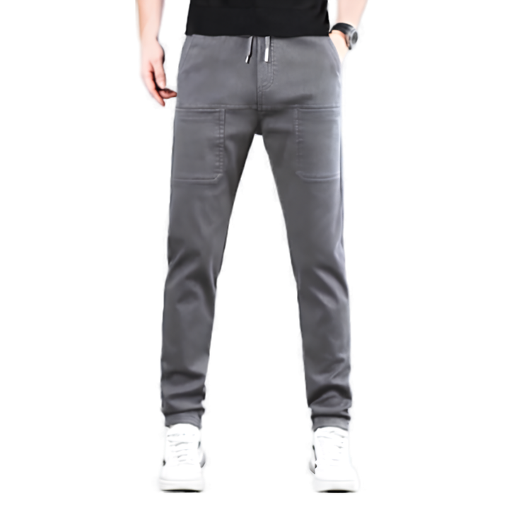 Vue de face d'un pantalon gris à cordon de serrage et grandes poches plaquées, porté par un homme 1